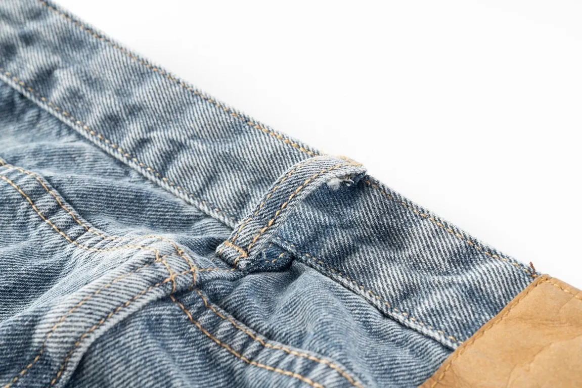 P270 Top version (destroy the patchwork) Top version Chrome Hearts jeans and leather jeans. It is well known that chromehearts jeans will use vintage Levis jeans as the base for creation. They usually add their own unique silver buckles and silver ornaments, plus patchwork embellishments. This is the reason why the value of these vintage jeans doubles, because the base is vintage jeans, and the jeans themselves have been very soft and comfortable after years of baptism. This can be distinguished from ordinary jeans. Regarding the size, you should also refer to the pants data. Style number: 1614# Color: Blue Size: 28 30 32 34 28 Waist 86 Hips 100 Pants length 102 30 Waist 90 Hips 104 Pants length 104 32 Waist 94 Hips 108 Pants length 106 34 Waist 98 Hips 112 Pants length 110